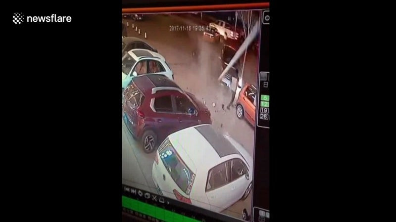 Εφθασε ένα βήμα πριν απ’ τον θάνατο και τη γλίτωσε…2 φορές (βίντεο)